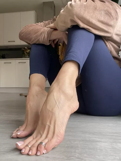 Long toes are in need of massage