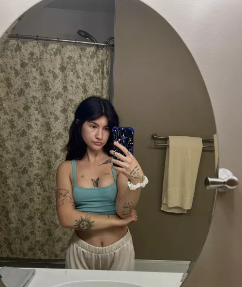 Sleepy girl tonight 😏