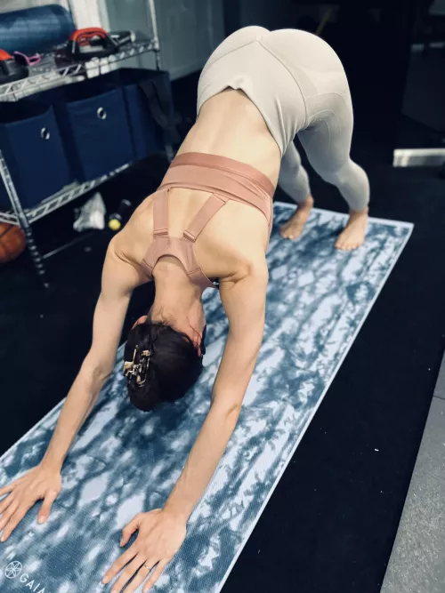 Taking volunteers to adjust this milf’s alignment