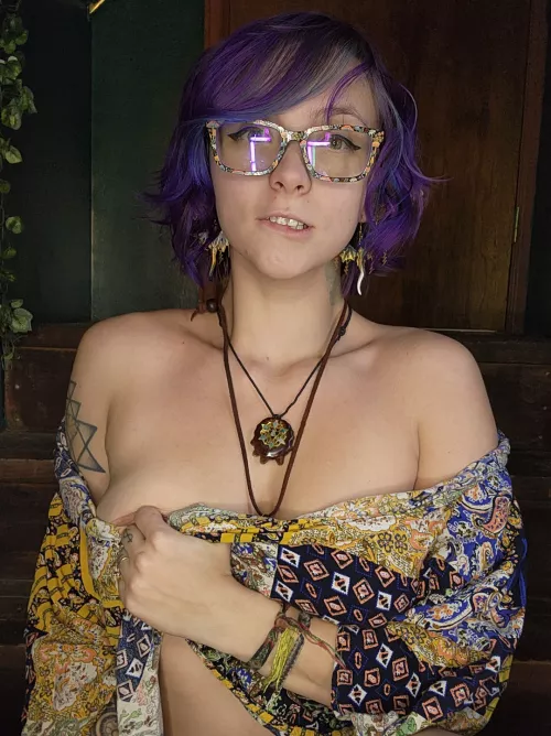 The glasses stay on😉