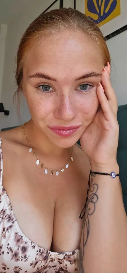 Happy weekend, lets have a staring contest