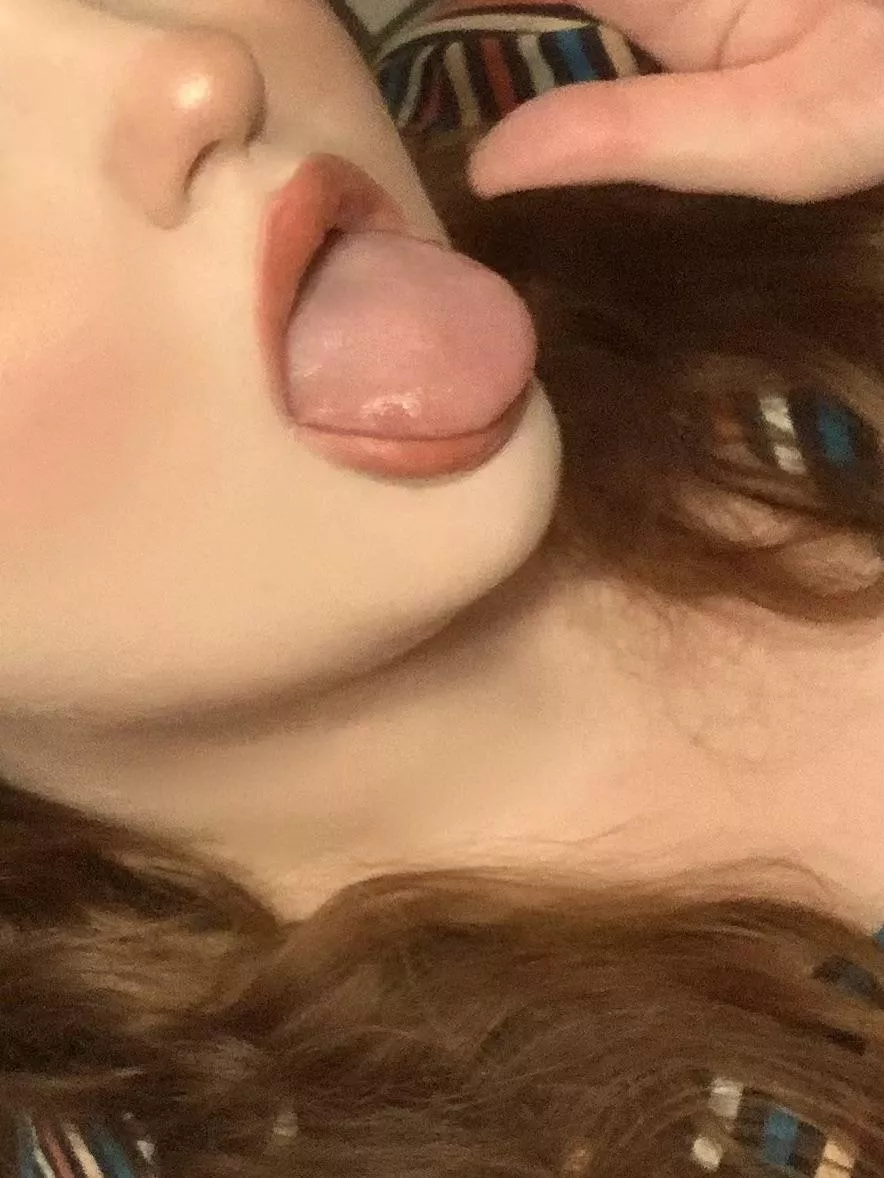 Im in the mood for a girl to sit on my face and ride my soft lips and tongue