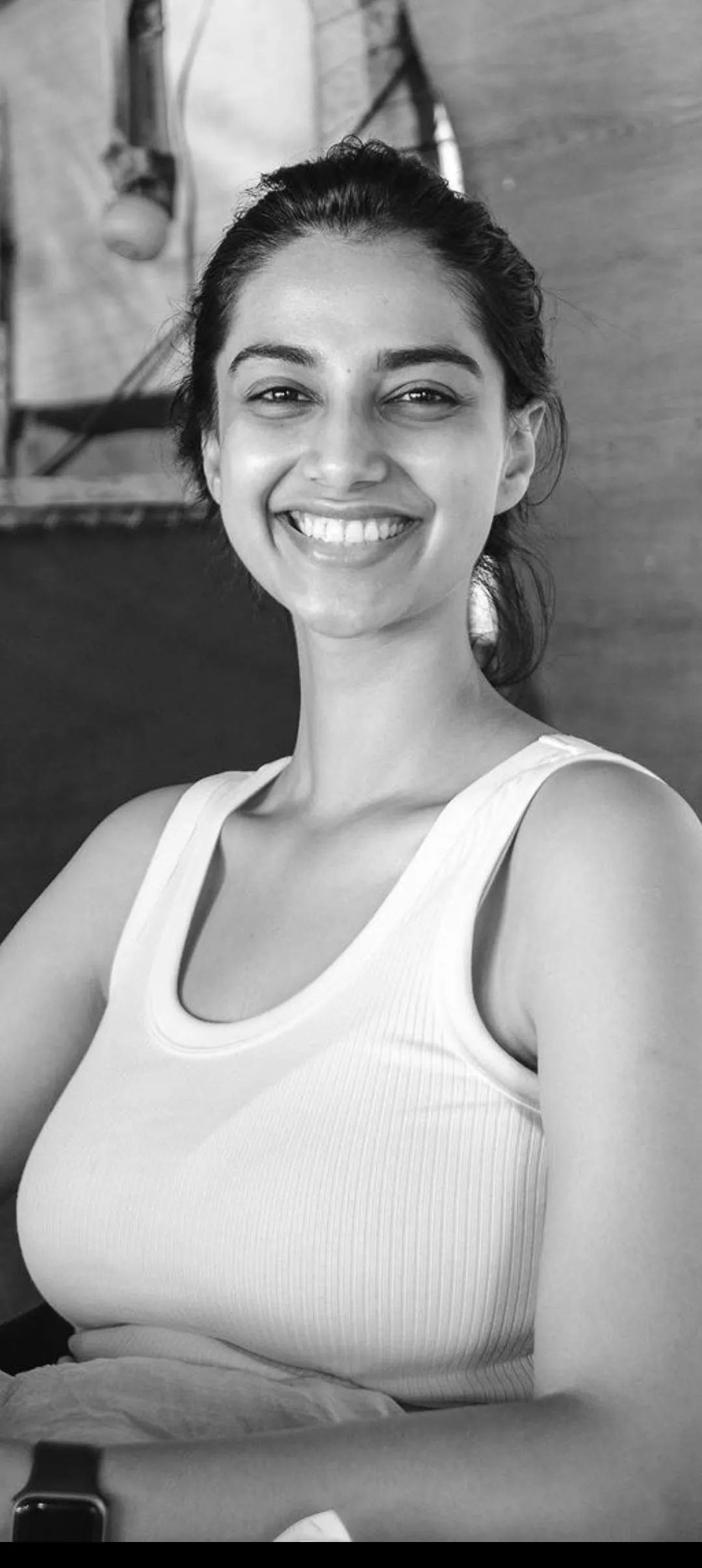 Meenakshi chaudhary without makeup
