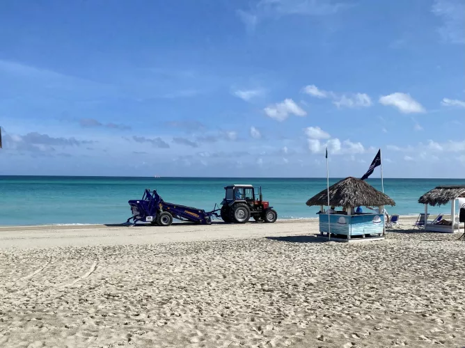 [OC] Varadero, Cuba. Daily cleaning of the beach