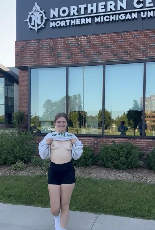 Searching for someone risky enough to fuck in public ;)