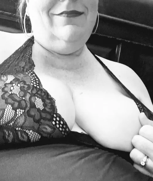 A little tease for your Saturday.😈