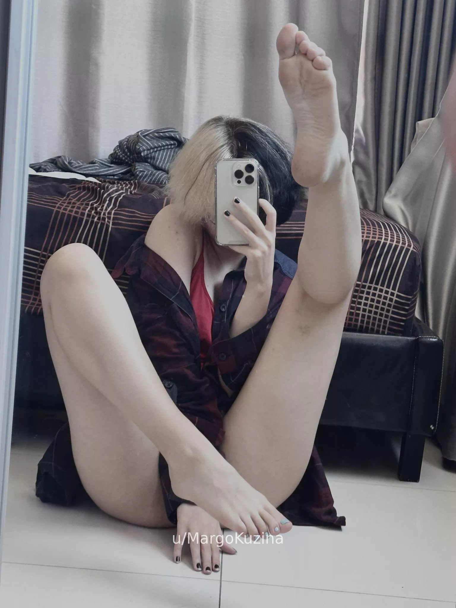 Hey, hey, hey (waving my leg)