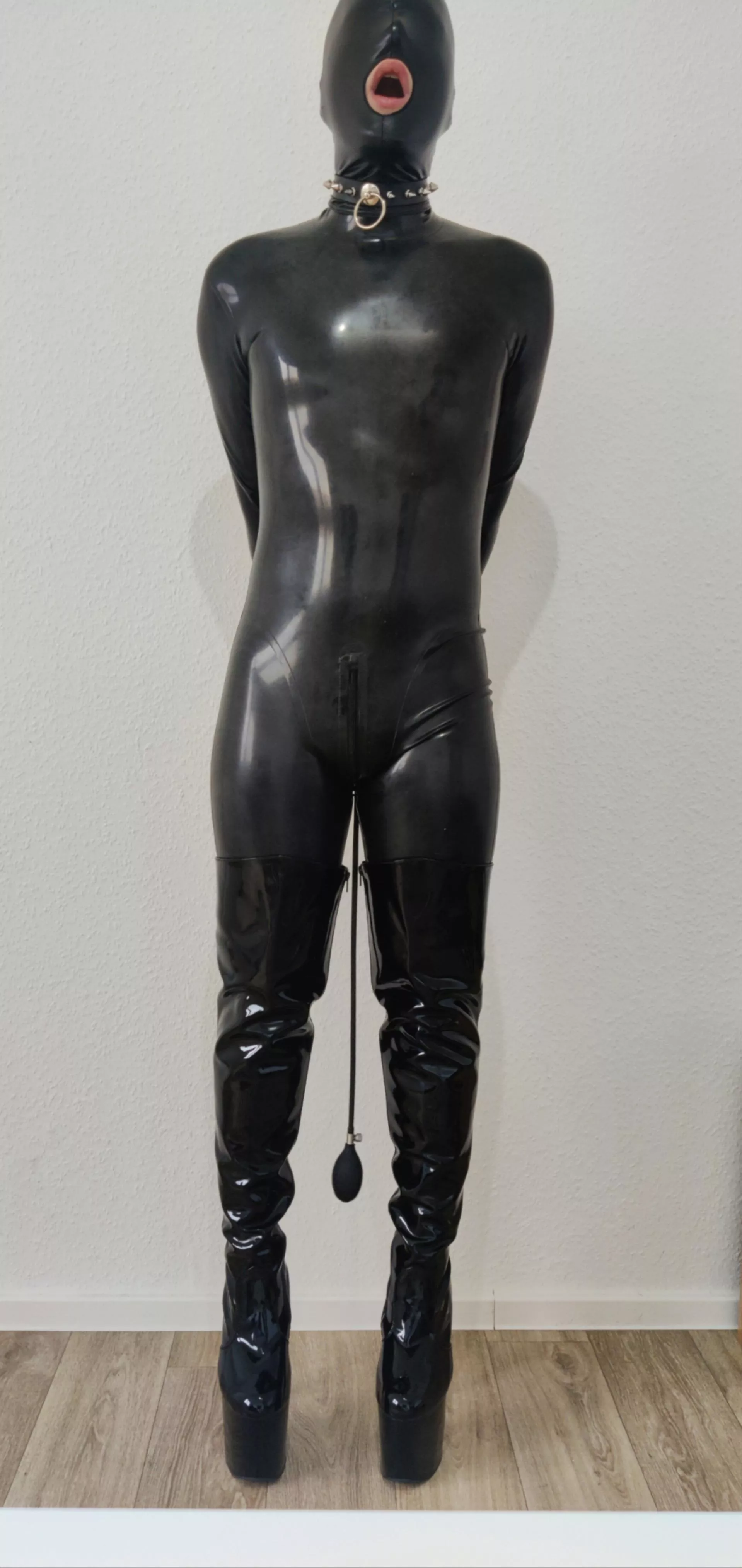 How would you use this latex fuckdoll 🖤😈