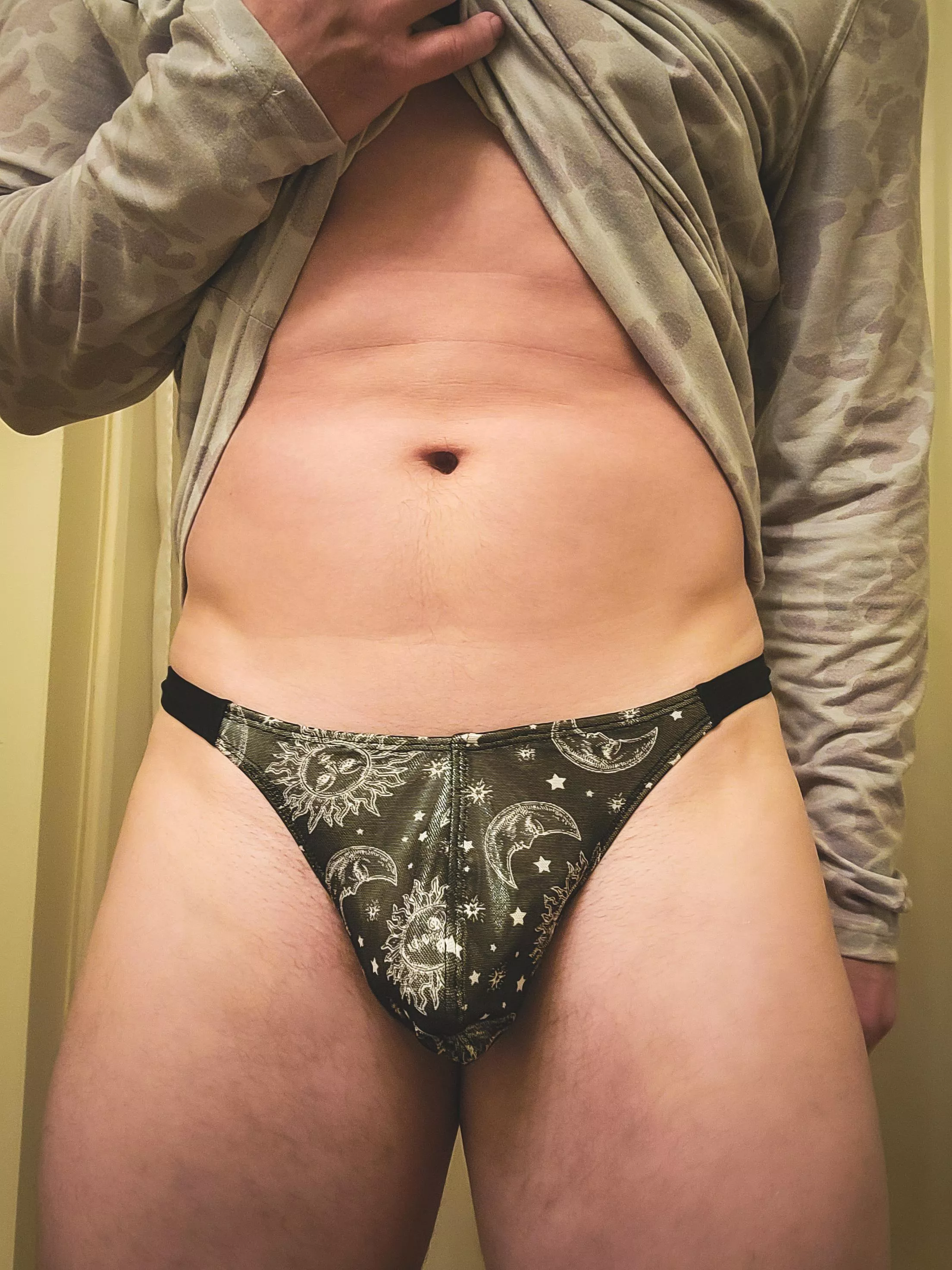 I made this thong by using mesh fabric over metallic fabric.