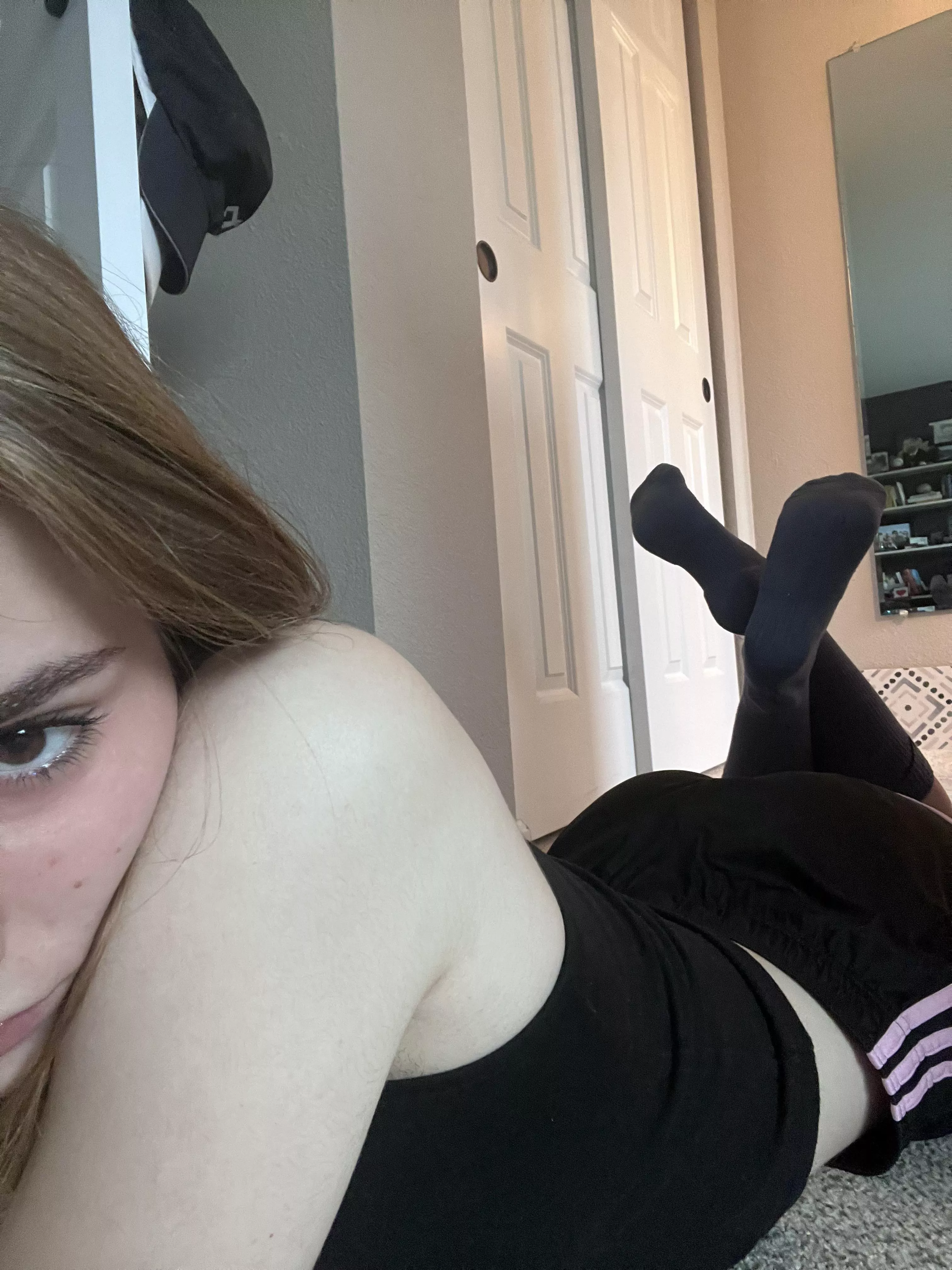 I want someone to fuck my feet and ruin my socks. [f]