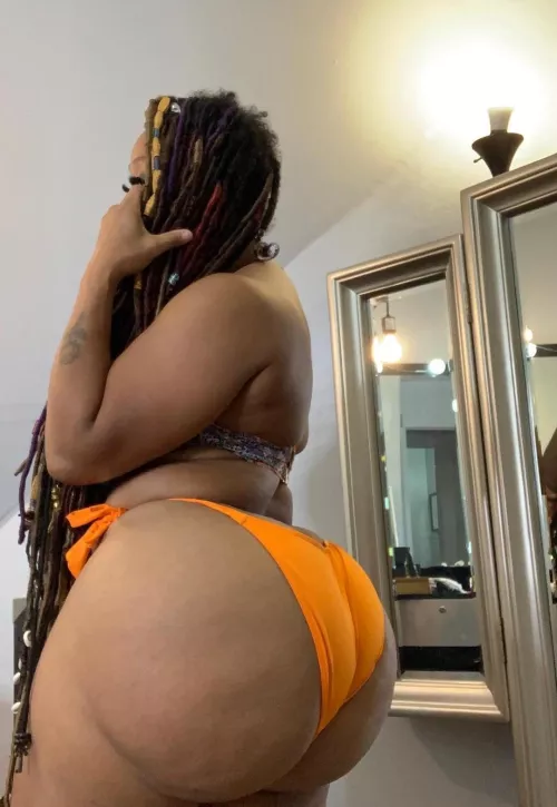 She's weird but the booty is juicy 😛💦