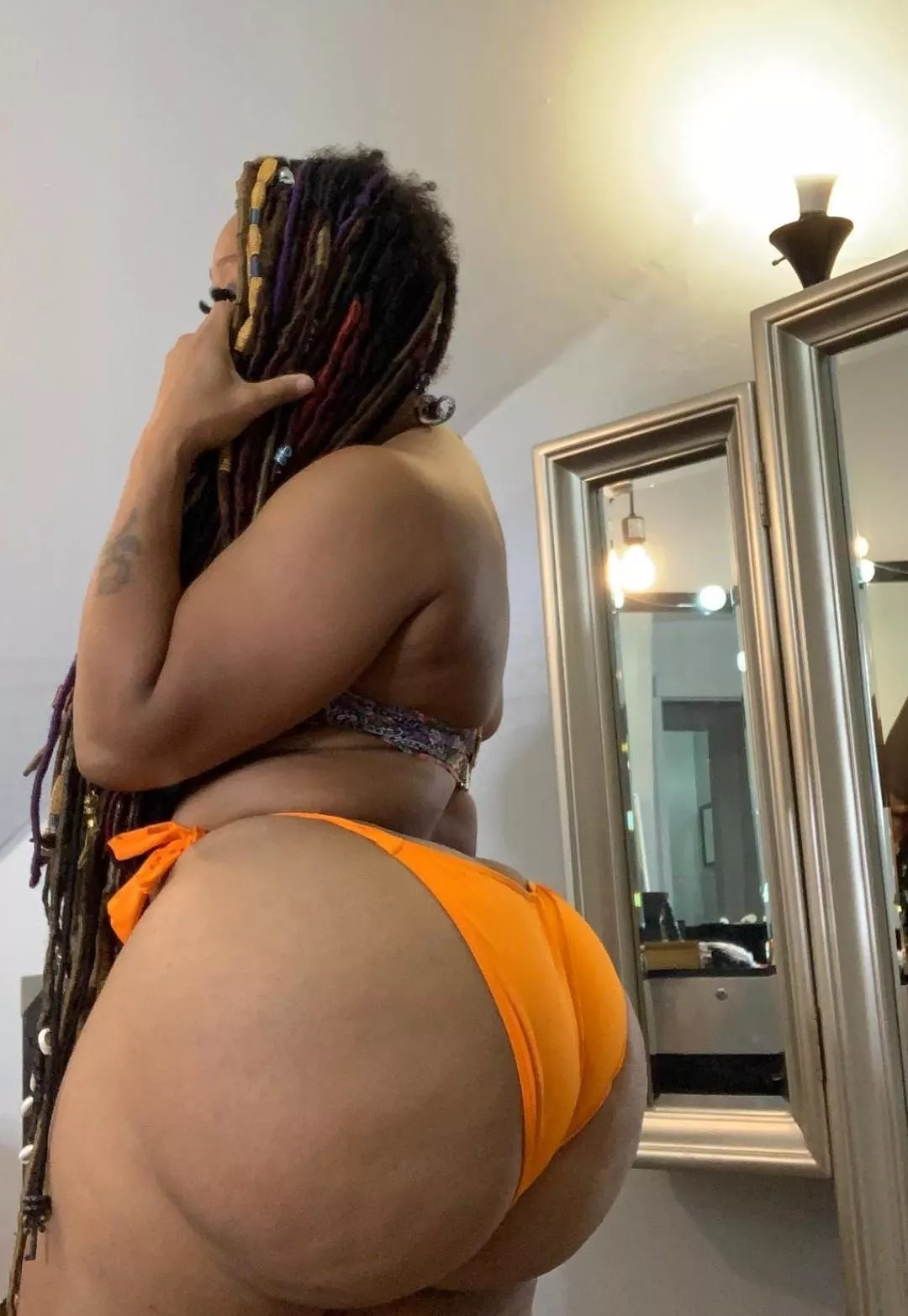 She's weird but the booty is juicy 😛💦