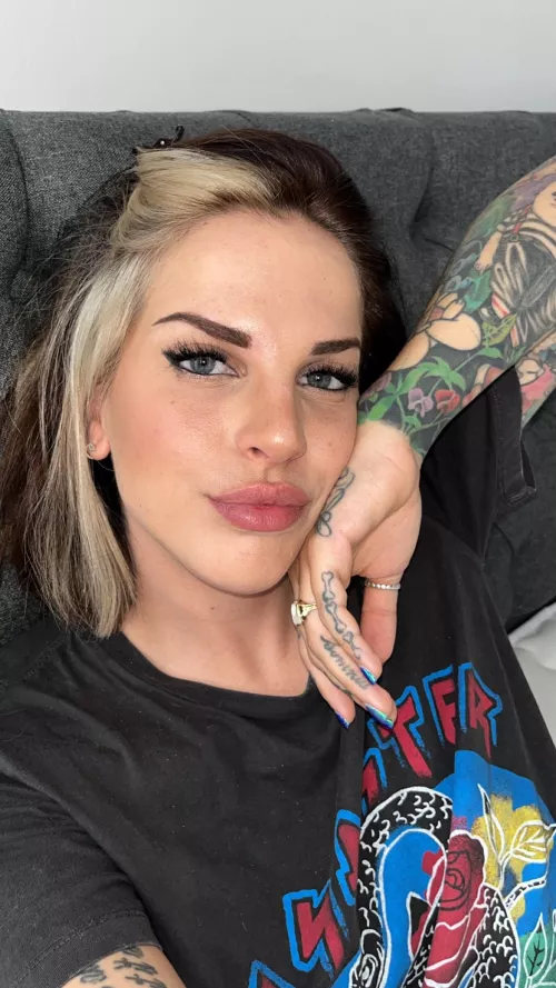 Would you accept nudes from me?