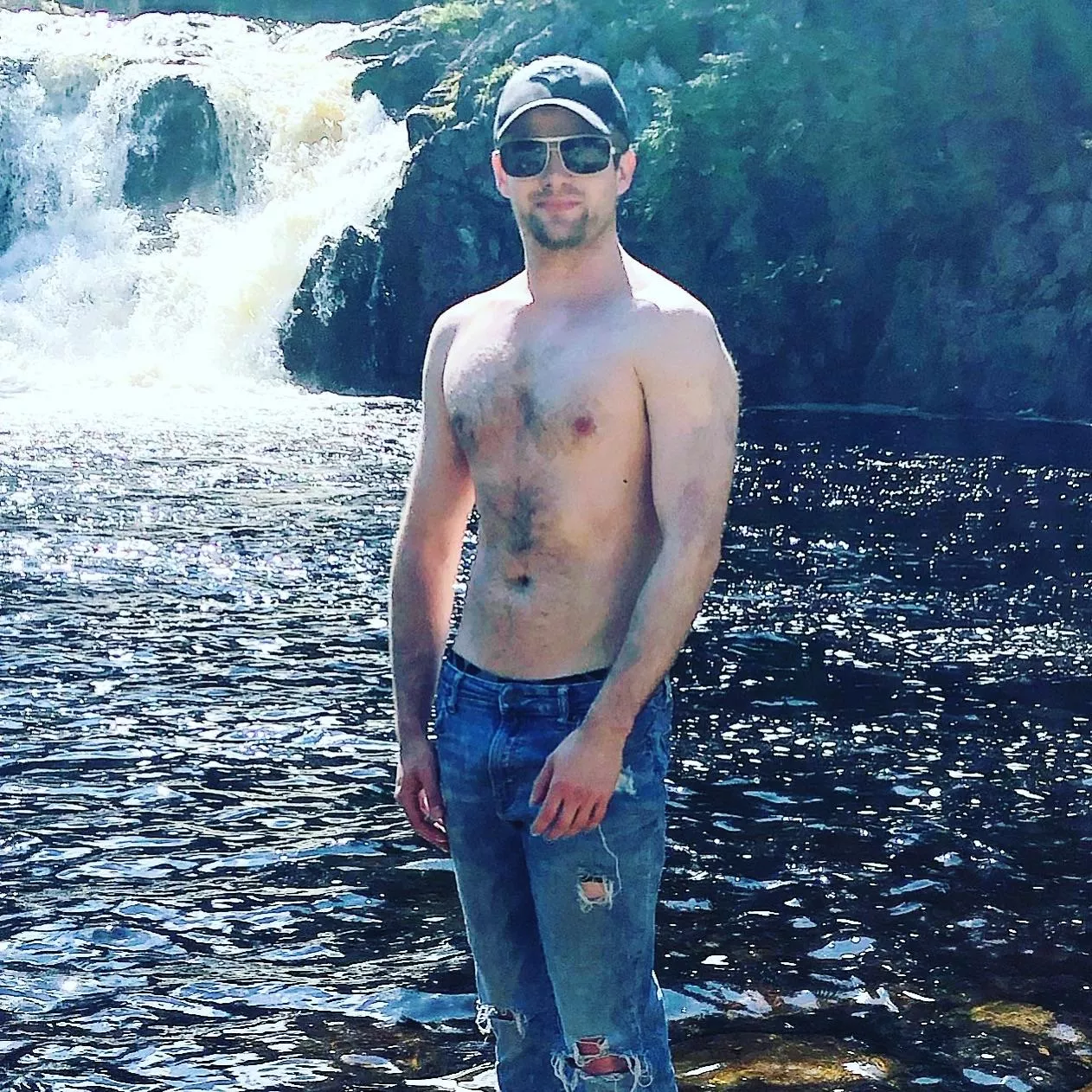 Come explore the waterfall with me ? Secret passage awaits us 😈