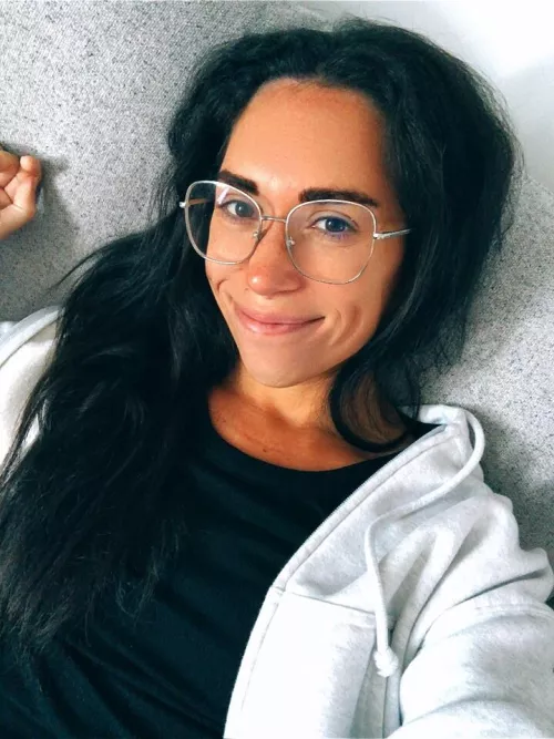 Dark hair and a tan. There’s nothing better 💗