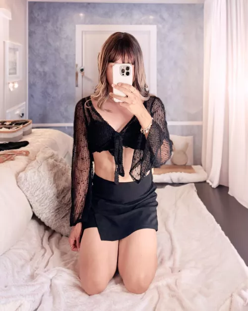 Do you approve of my outfit? 🖤