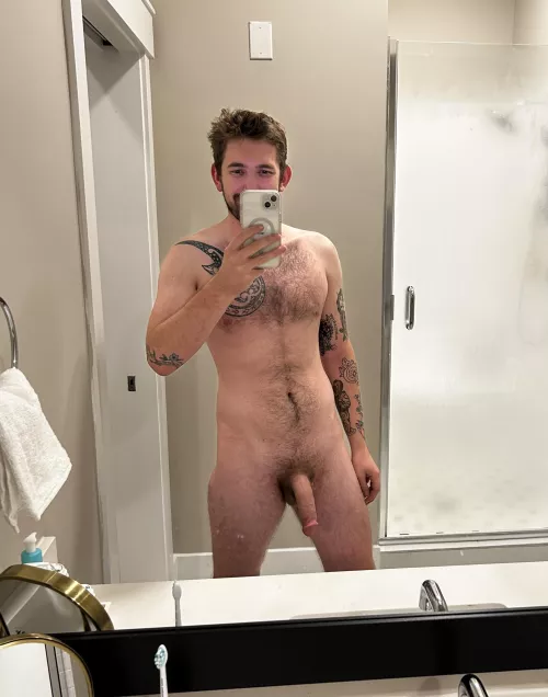 New apartment means new naked selfies