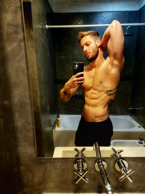 Some armpit love for your Monday