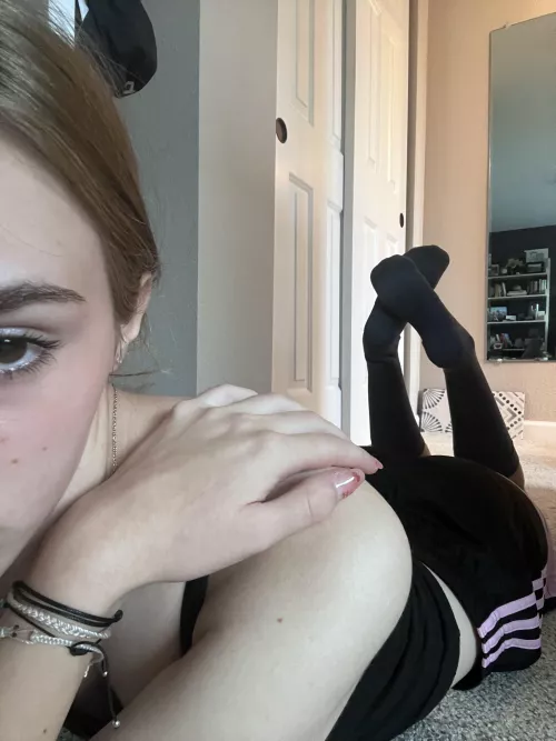 Someone pls fuck my feet. [f]