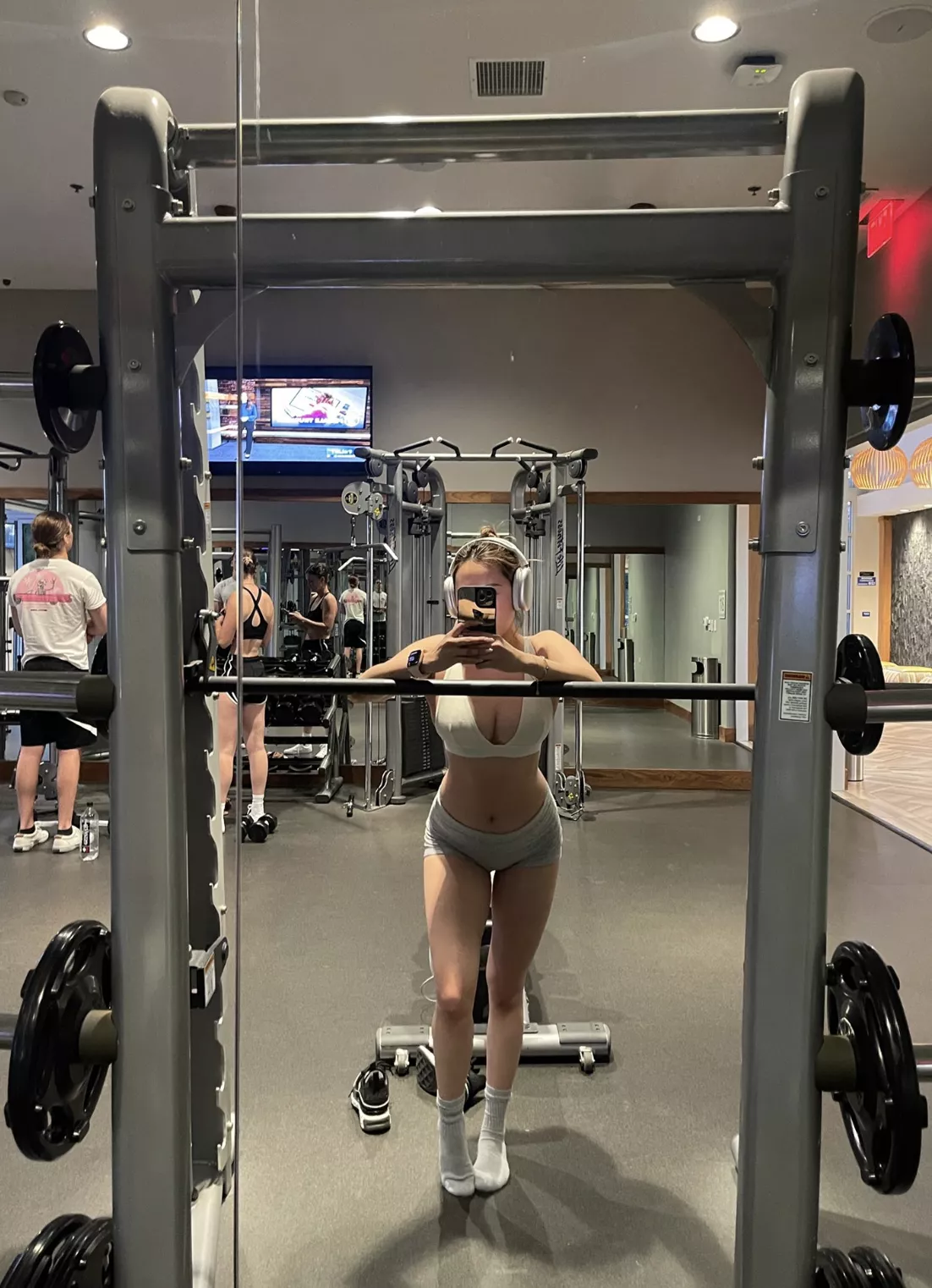 squatting weights for that phatass [F]