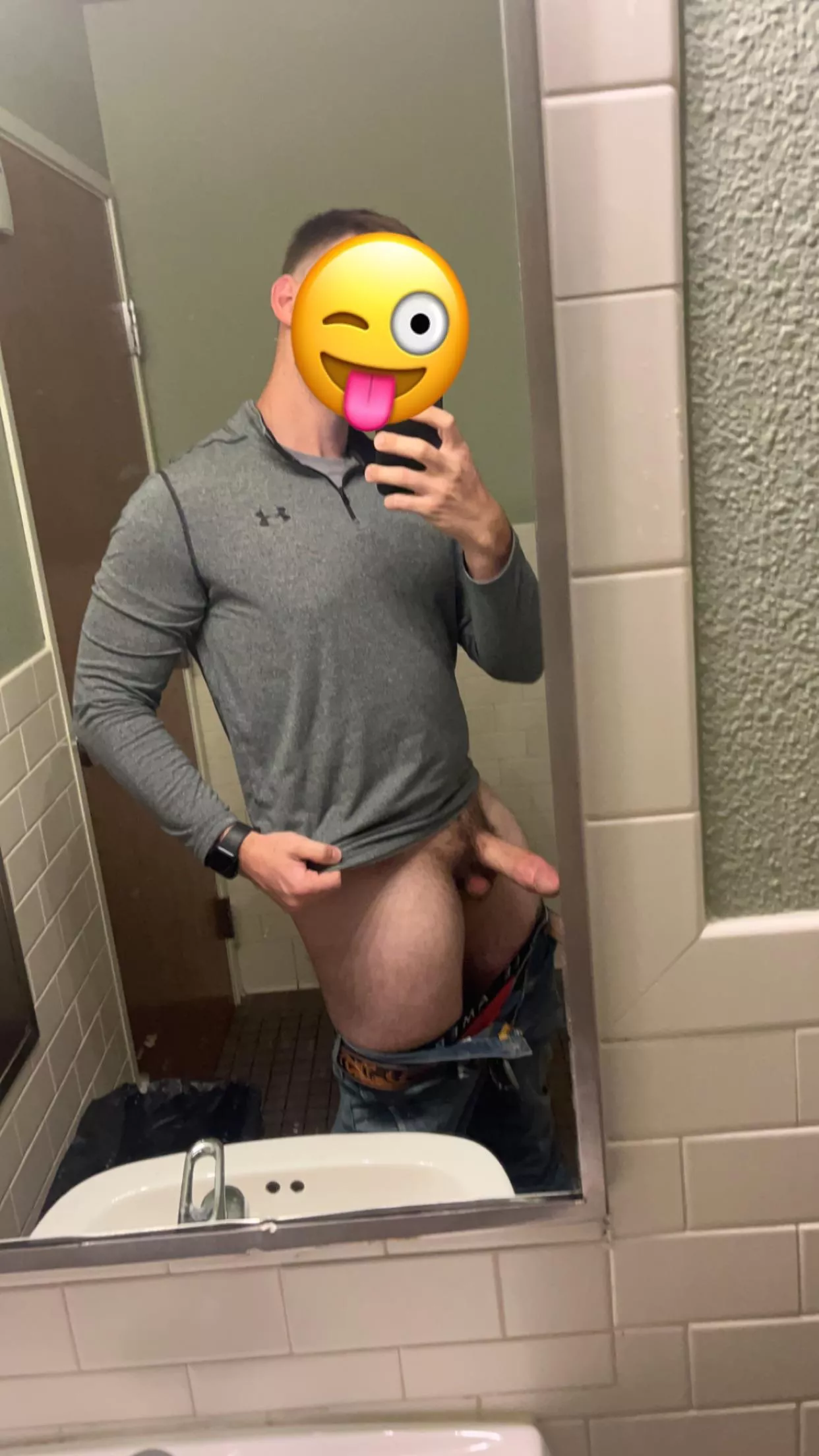 23 College. Looking for someone to watch me goon and jerk on live in my work bathroom. Face is a must. Amos tristan_j3