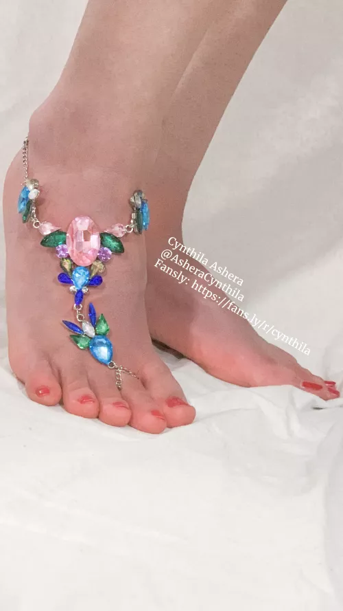 Do I look good with this jewel anklet?