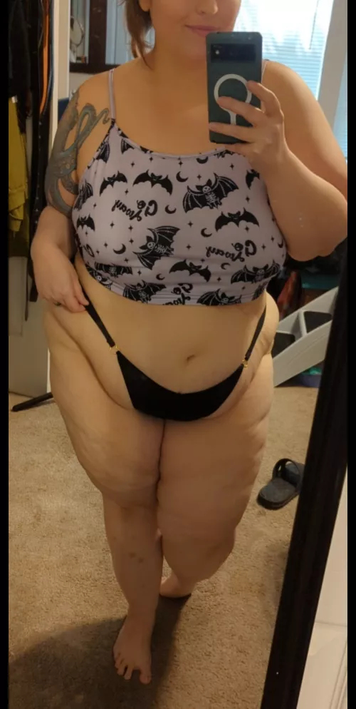 She's cute and goth and begging to be touched 🥲