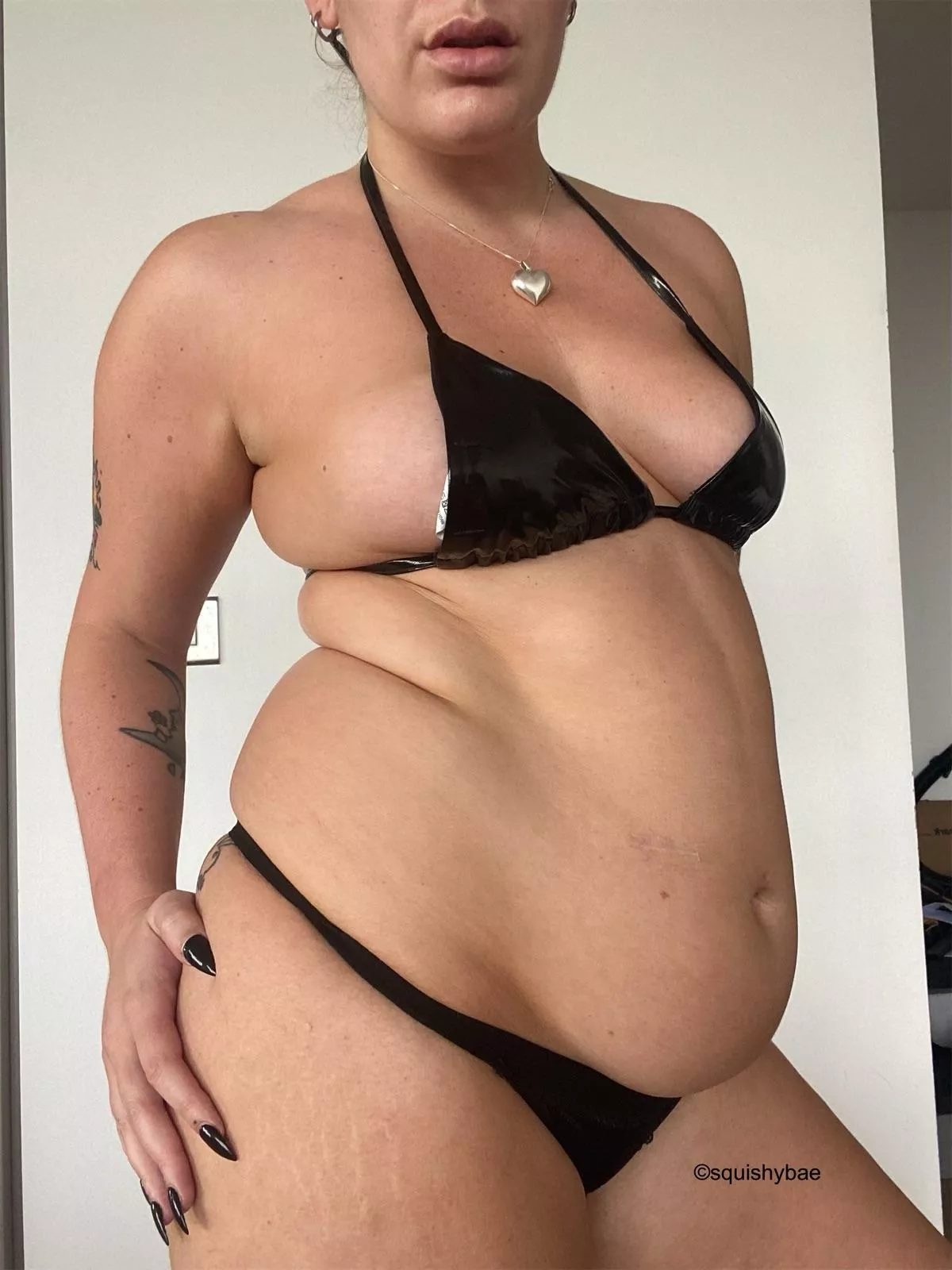 The way the string of my bikini top disappears into my fat 🤤