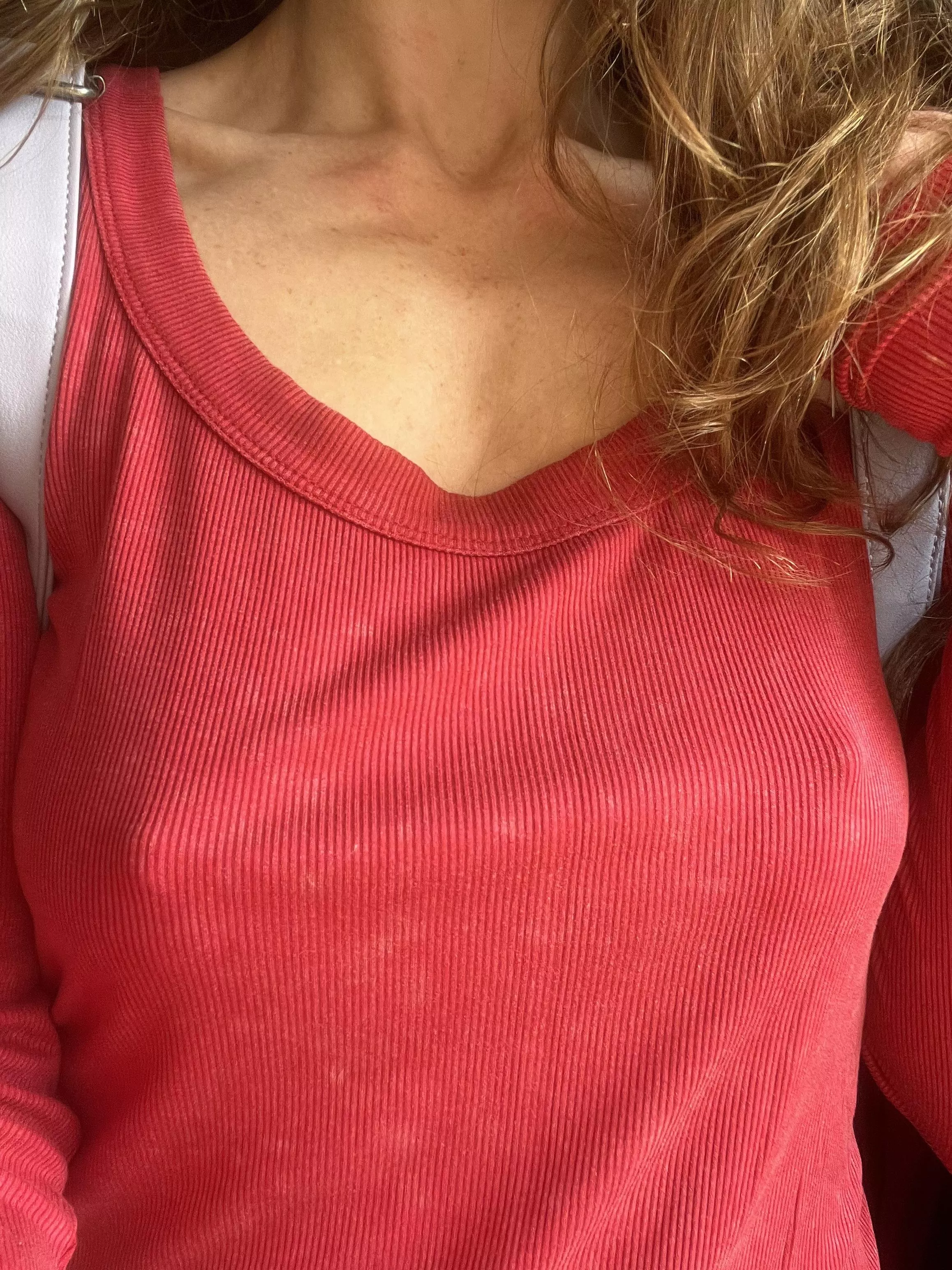 40F 🤍 Scrolling Reddit while I stand in line, I refuse to check my own items out at the grocery store.