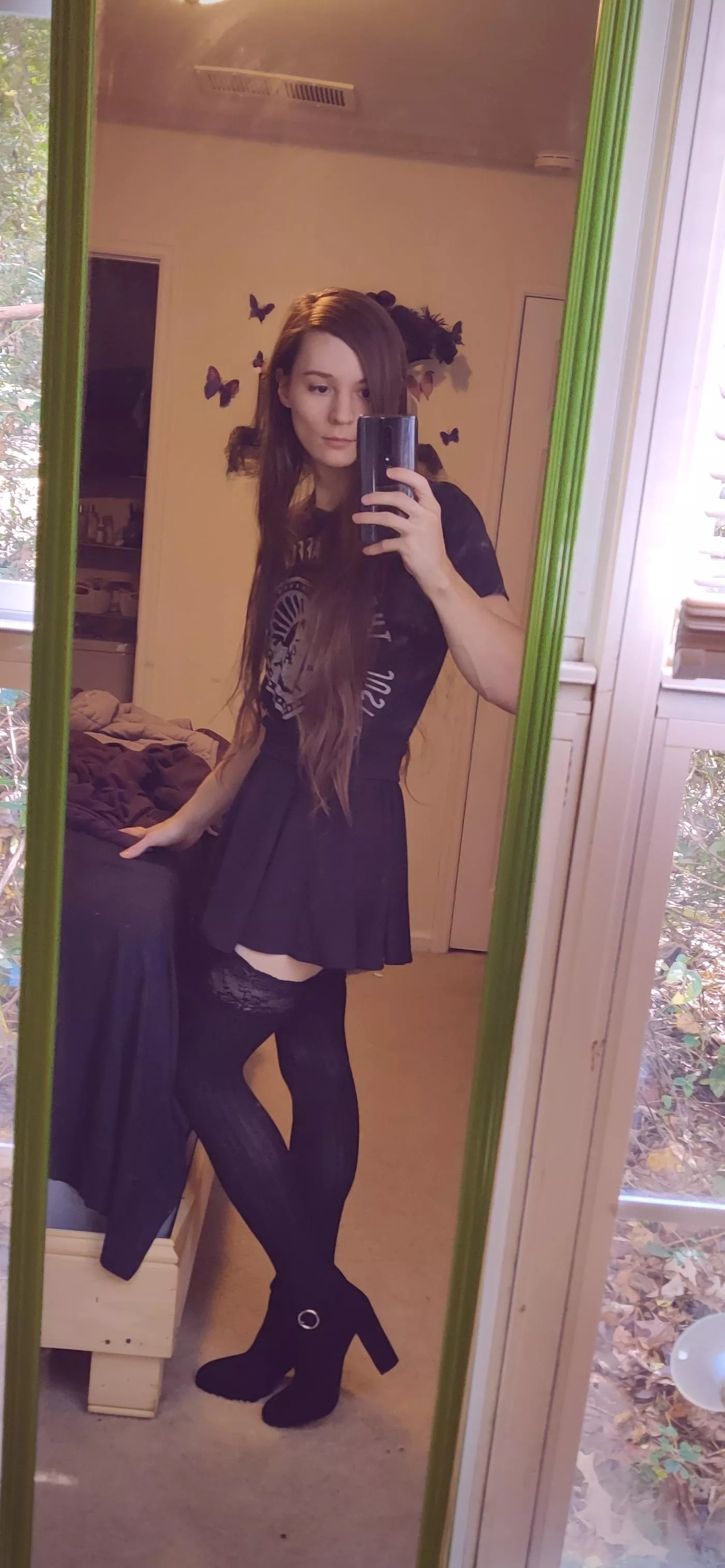 Does anyone like smaller thighs? 🥺