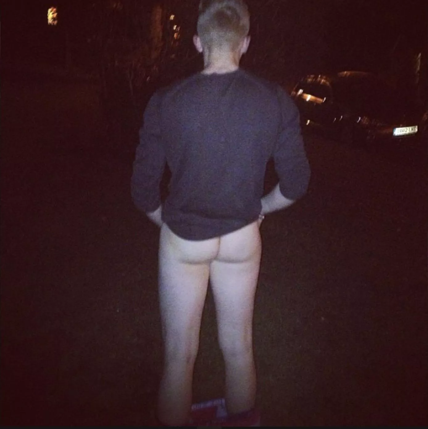 dropping the briefs for a quick piss 😎