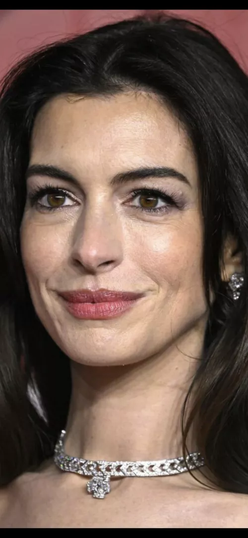 Here's a picture of Anne Hathaway mature MILF face to cum tribute