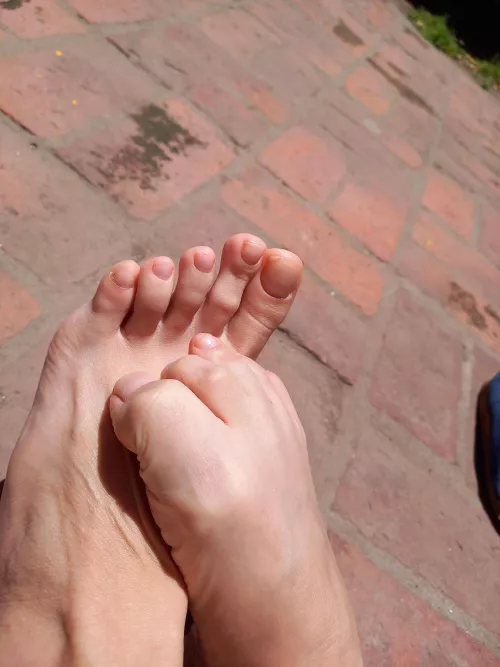 I want you to make mischief with my feet