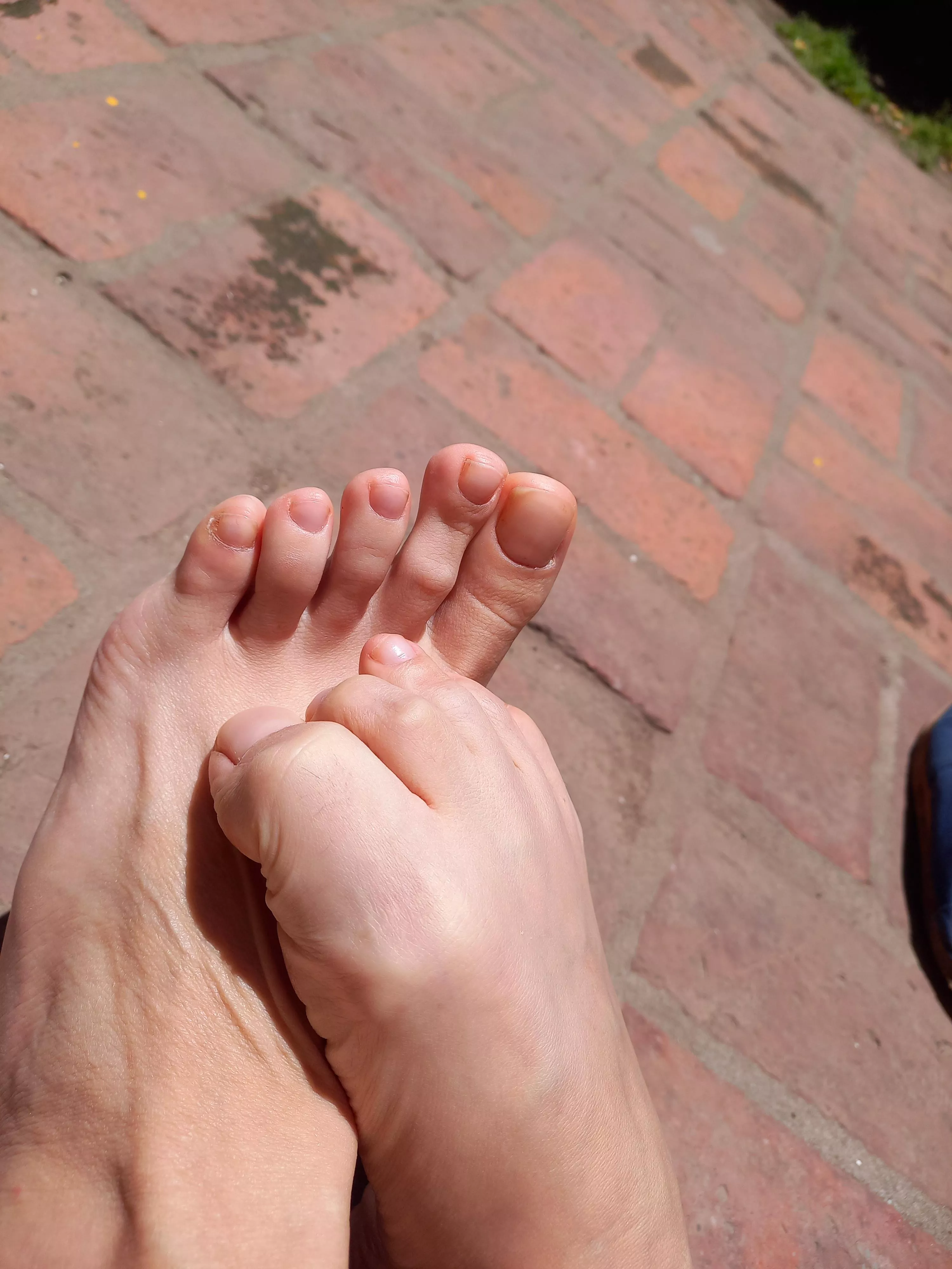 I want you to make mischief with my feet