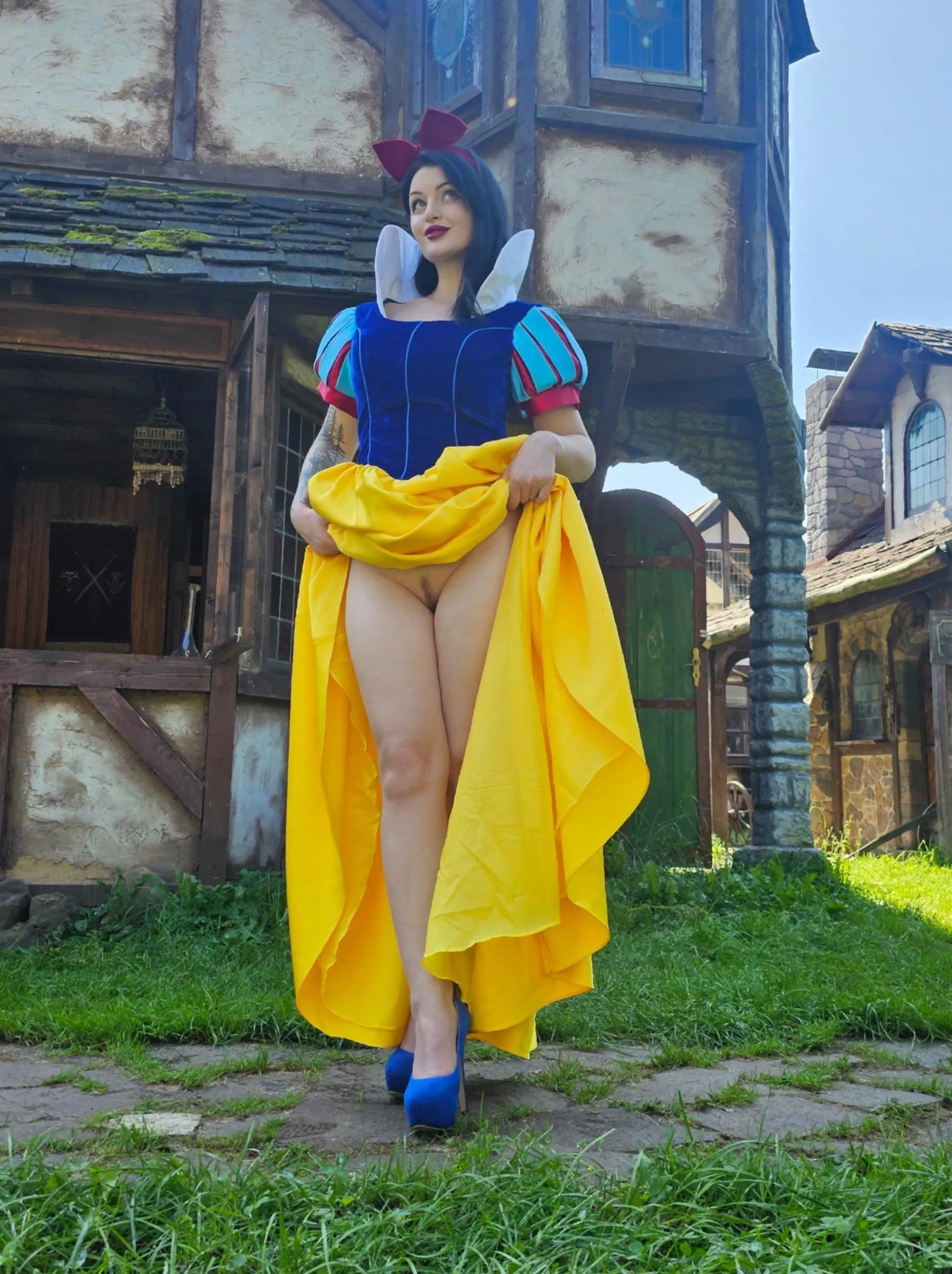 If you ever wondered what snowwhite wears underneath…