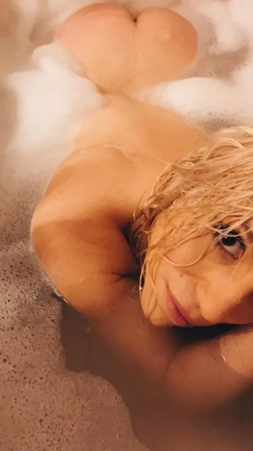 Plenty of room in this bath for someone else.