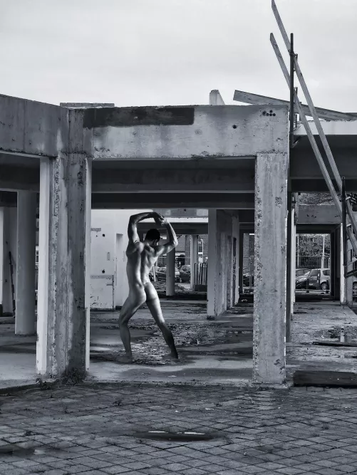 Pose nr 111, in public.