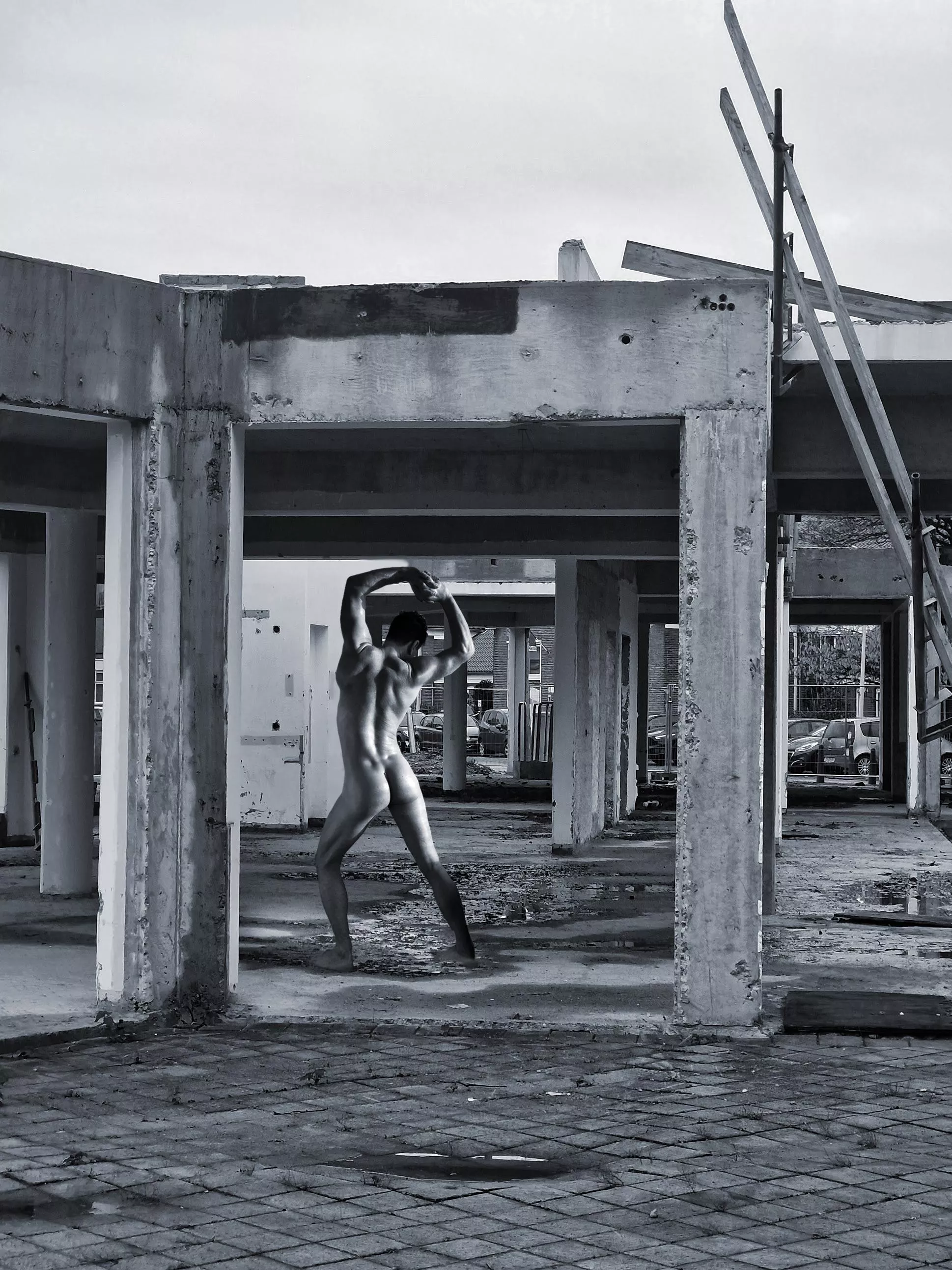 Pose nr 111, in public.