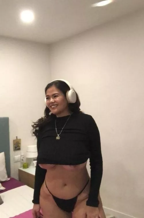 Slaying the fashion game with this stylish crop top