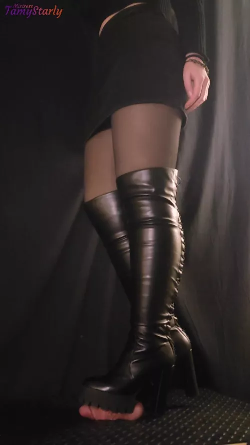 Tank high heels for a stomping session😈