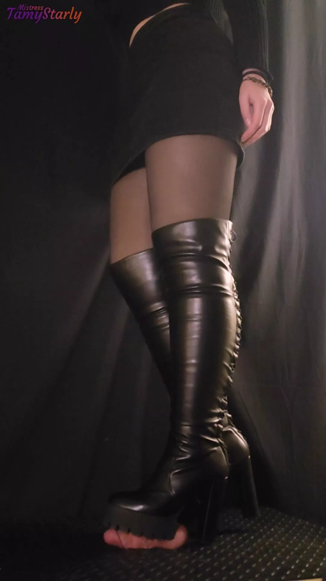 Tank high heels for a stomping session😈