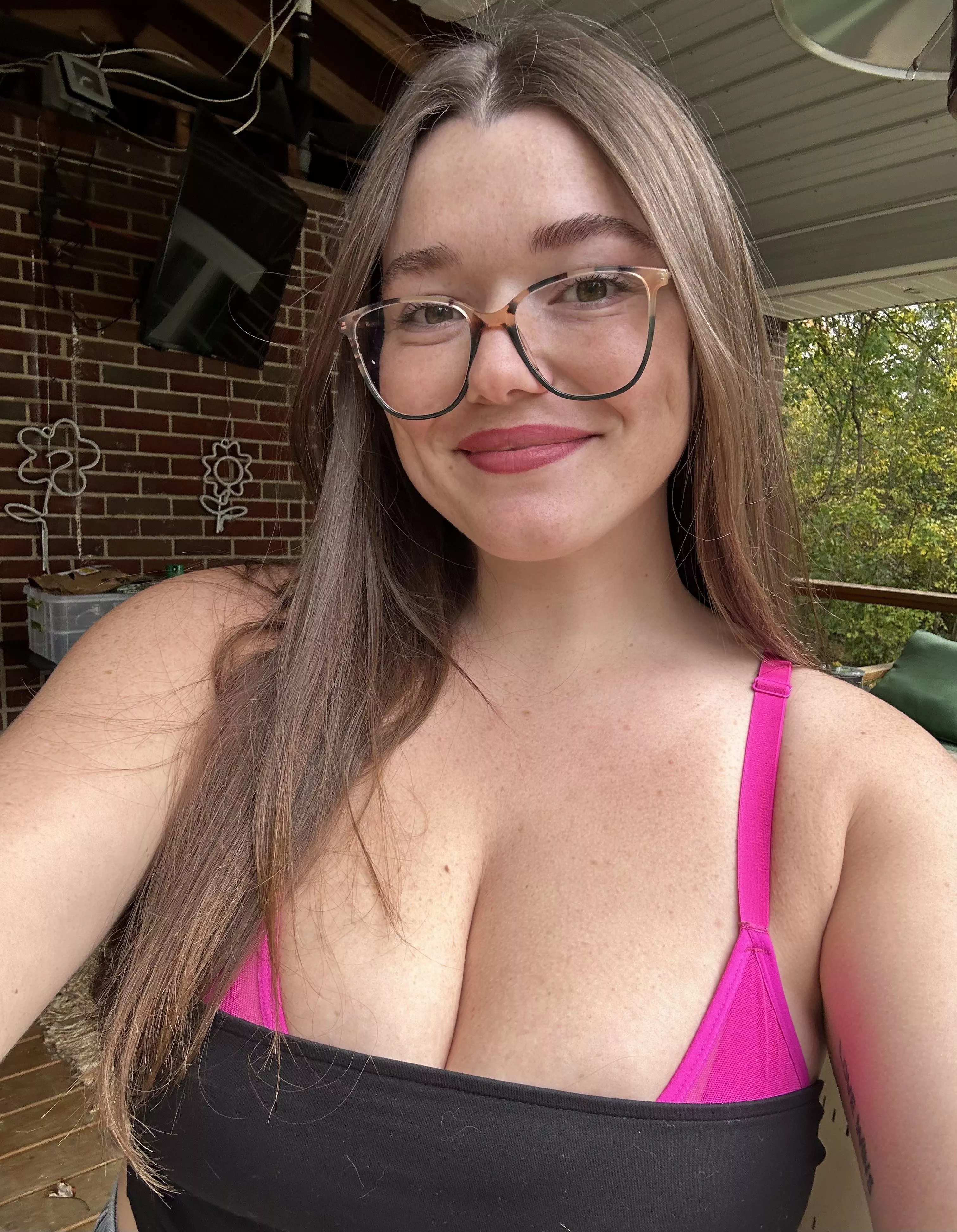 This electrician’s cleavage is shocking