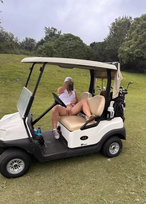 Who’s she sending pics to🤔