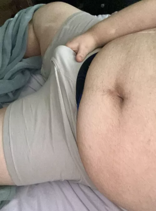 (18) be a good boy and rub my bulge 😏
