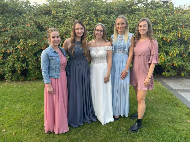 [5] Girls in Dresses