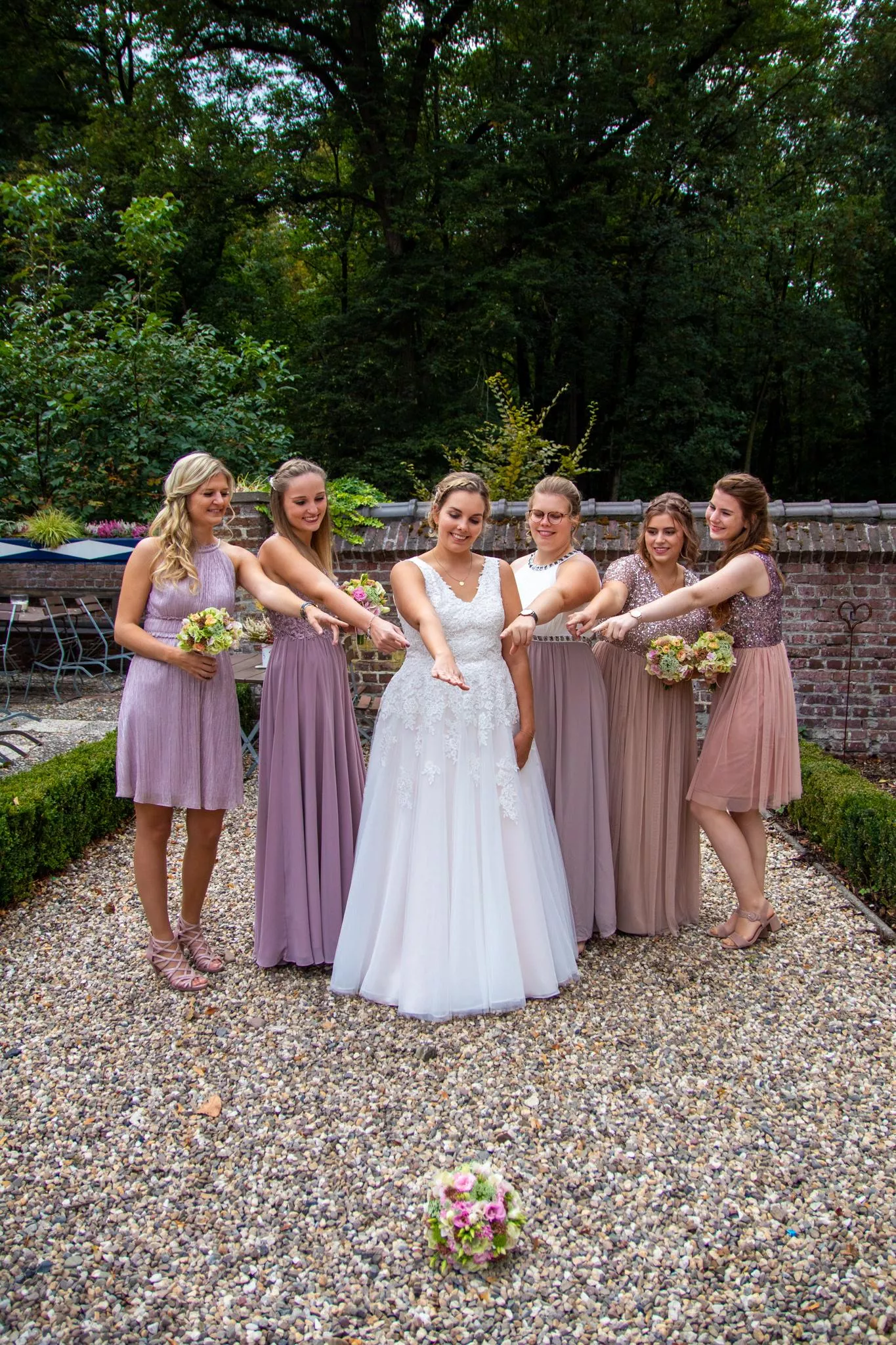 [6] Grils with dresses