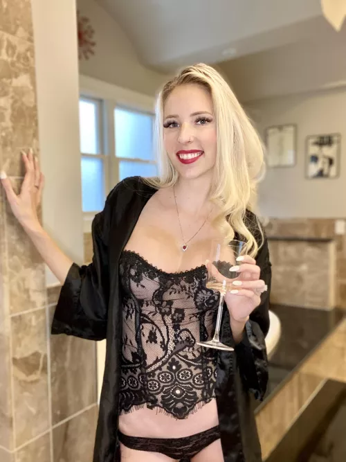 Do older guys like girls that are fun sized too … I am 93lbs and ready to play :-)