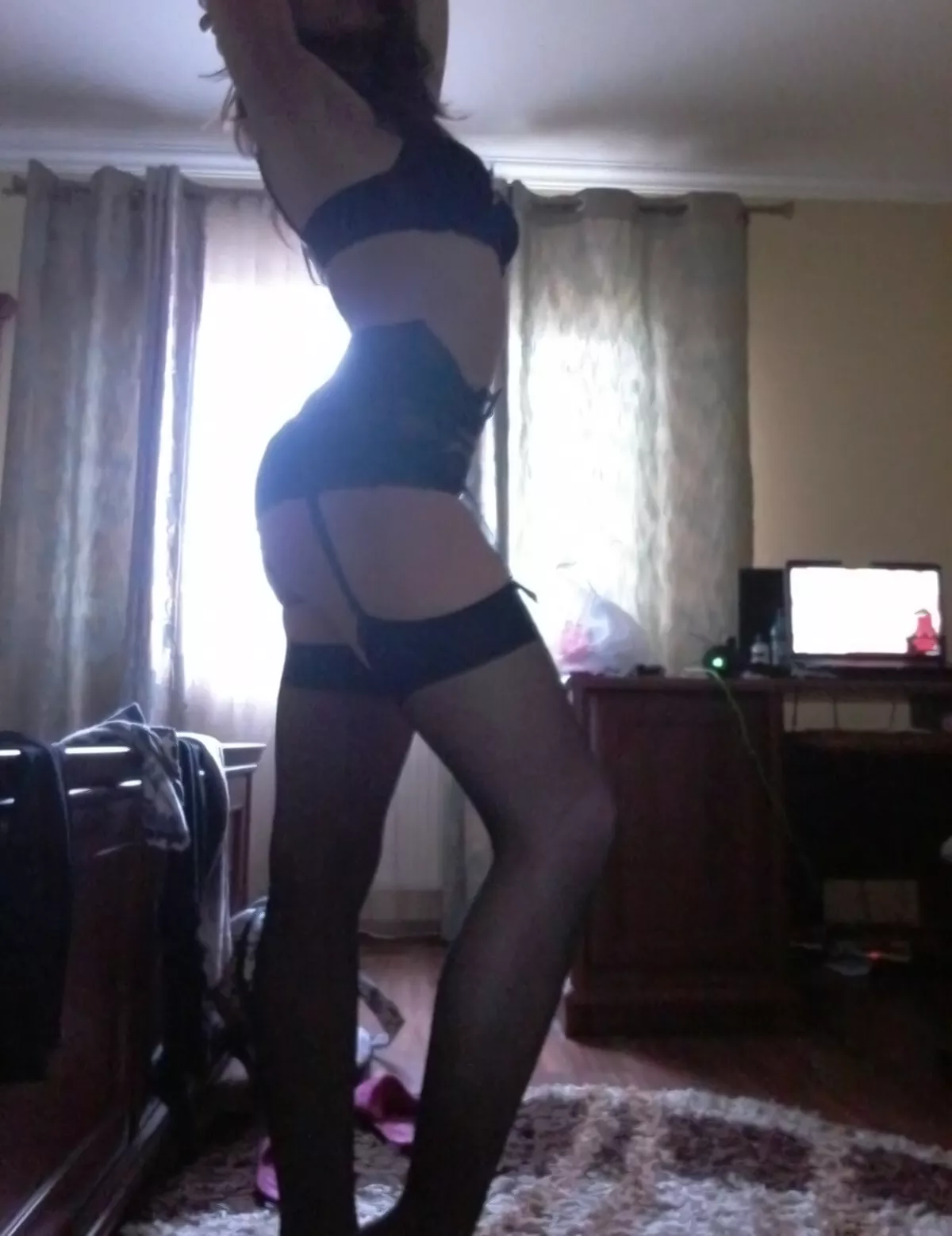 Found this older pic, thought it was decent. Shit quality tho. Also, omg my ass was so fucking flat then wtf.