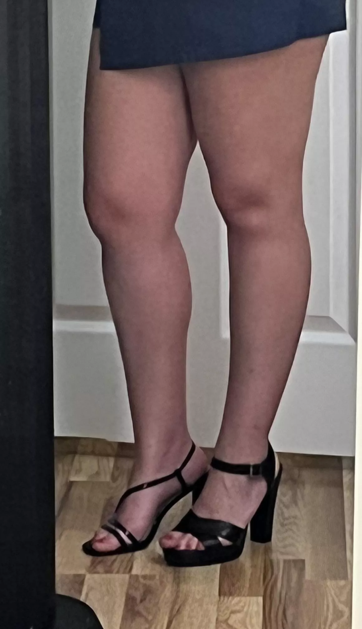 Help hot college girl decide on shoes