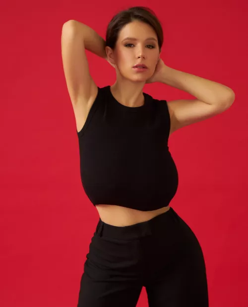 Here is the proof that it is possible to have big breasts and not wear a bra !